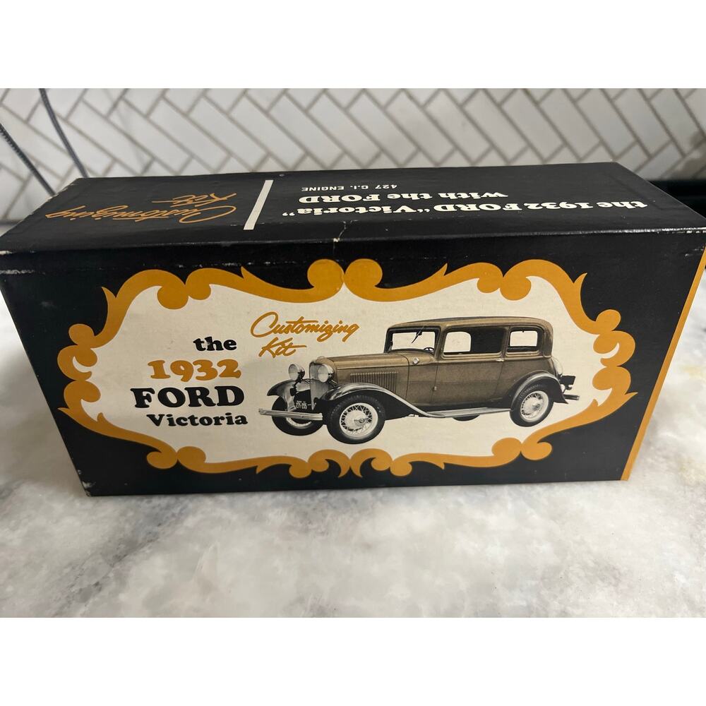 Vintage 1932 Ford Victoria 3 in 1 Customizing Kit 1/25 Model Car Unbuilt